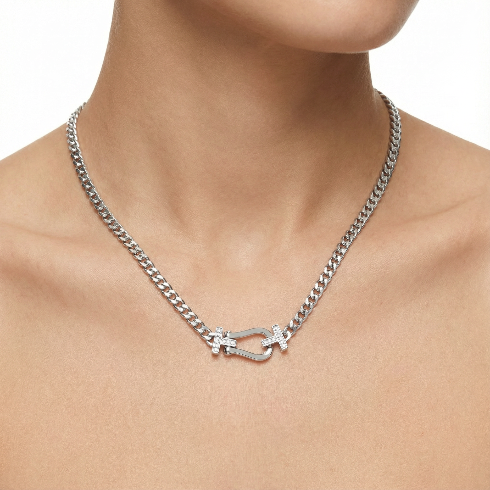 عقد بلون أبيض للنساء